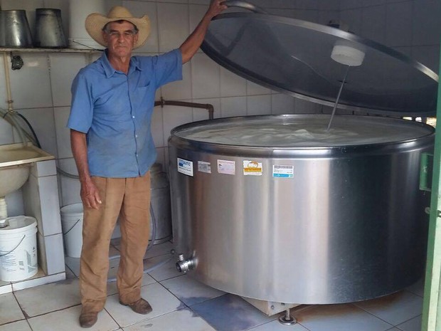 Produtor rural de Patos prejuízo leite falta energia (Foto: Reprodução/ TV Integração)