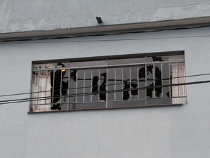Vidros quebraram com pedras que tinham "tamanho de um ovo" (Foto: Prefeitura de Lages/Divulgação)