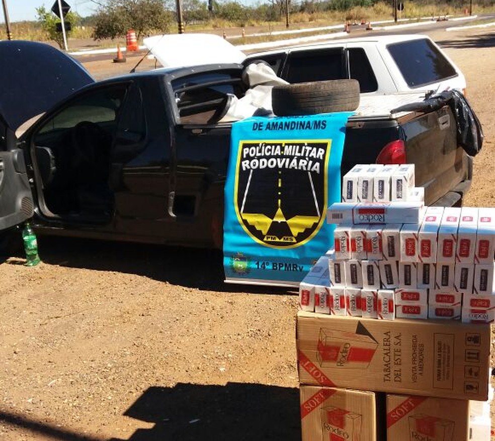 Suspeito transportava 31 caixas de cigarro contrabandeado do Paraguai, segundo a polícia (Foto: PMR/Divulgação)