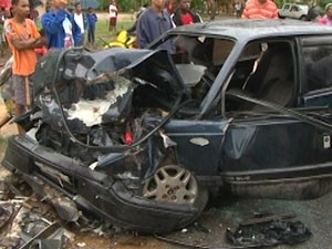 Idoso morreu após colisão frontal com carro dirigido por adolescente. (Foto: Imagem/TV Bahia) Idoso morreu após colisão frontal com carro dirigido por adolescente. (Foto: Imagem/TV Bahia)