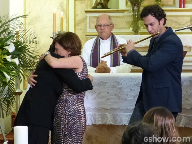 Laerte toca flauta durante a missa do pai (Foto: Em Família/TV Globo)