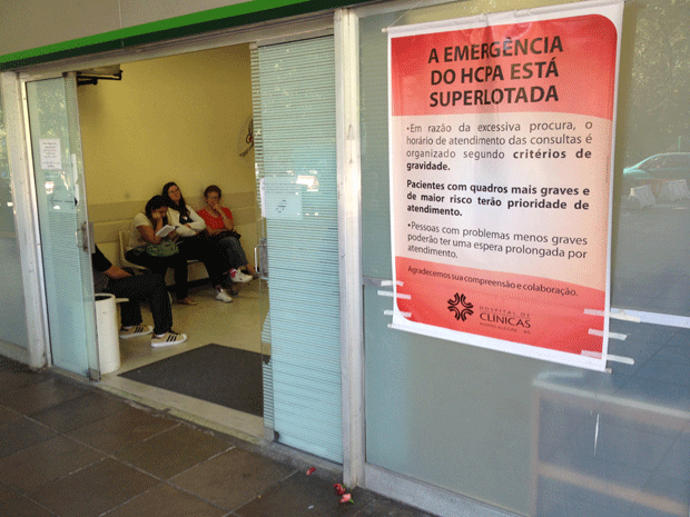 Emergência do Hospital de Clínicas enfrenta superlotação neste domingo (Foto: Caco Barzi/RBS TV)