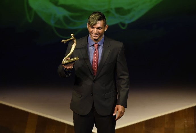Isaquias Queiroz ganhou o prêmio de melhor atleta da canoagem de velocidade (Foto: André Durão/Globoesporte.com)