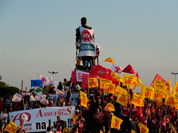 Uma camiseta do movimento foi vestida na estátua que simboliza o povo gaúcho (Foto: Ricardo Duarte/Agência RBS)