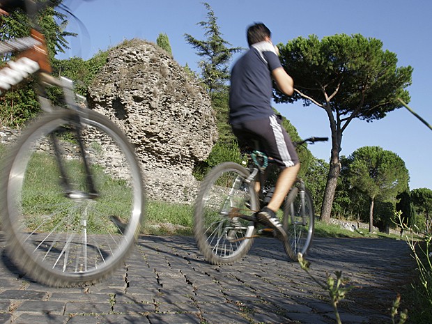 Fãs de esportes também podem andar de bicicleta pela Via Ápia (Foto: Beatrice Larco/AP)