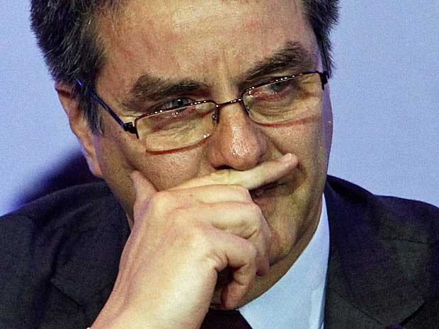 Brasileiro Roberto Azevedo, diretor-geral da OMC, se emociona após lonas noites de negociações. (Foto: Edgar Su / Reuters)