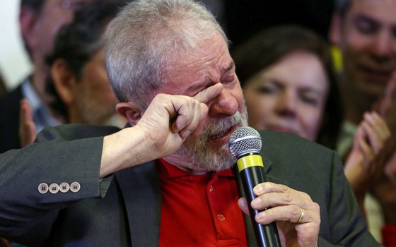 O ex-presidente Luiz Inácio Lula da Silva concede entrevista coletiva sobre a denúncia do Ministério Público Federal contra ele e sua esposa Marisa Letícia em hotel no centro de São Paulo (Foto: Pedro Kirilos / Agência O Globo)
