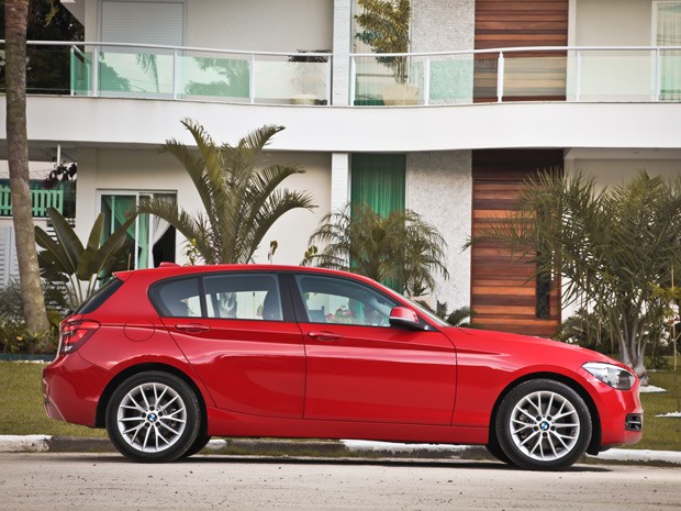 BMW Série 1 ganhou importantes mudanças estéticas e está maior (Foto: Divulgação) BMW Série 1 ganhou importantes mudanças estéticas e está maior (Foto: Divulgação)