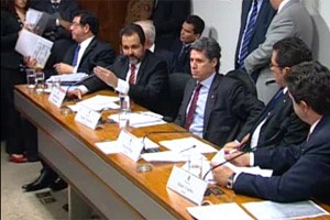 O governador Agnelo Queiroz na sessão da CPI, enquanto respondia a perguntas do relator Odair Cunha (PT-MG) (Foto: Reprodução / TV Senado)