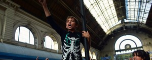 Budapeste esvazia e fecha estação de trem, e imigrantes protestam (Attila Kisbenedek/AFP)