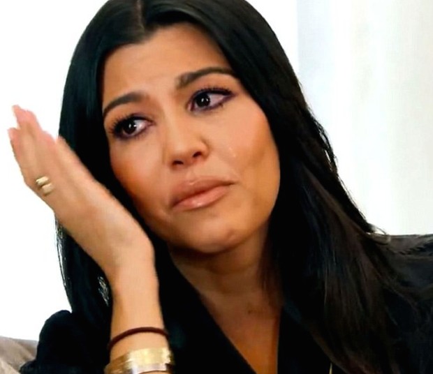 Kourtney Kardashian chora em episódio de Keeping Up with the Kardashians (Foto: Reprodução)
