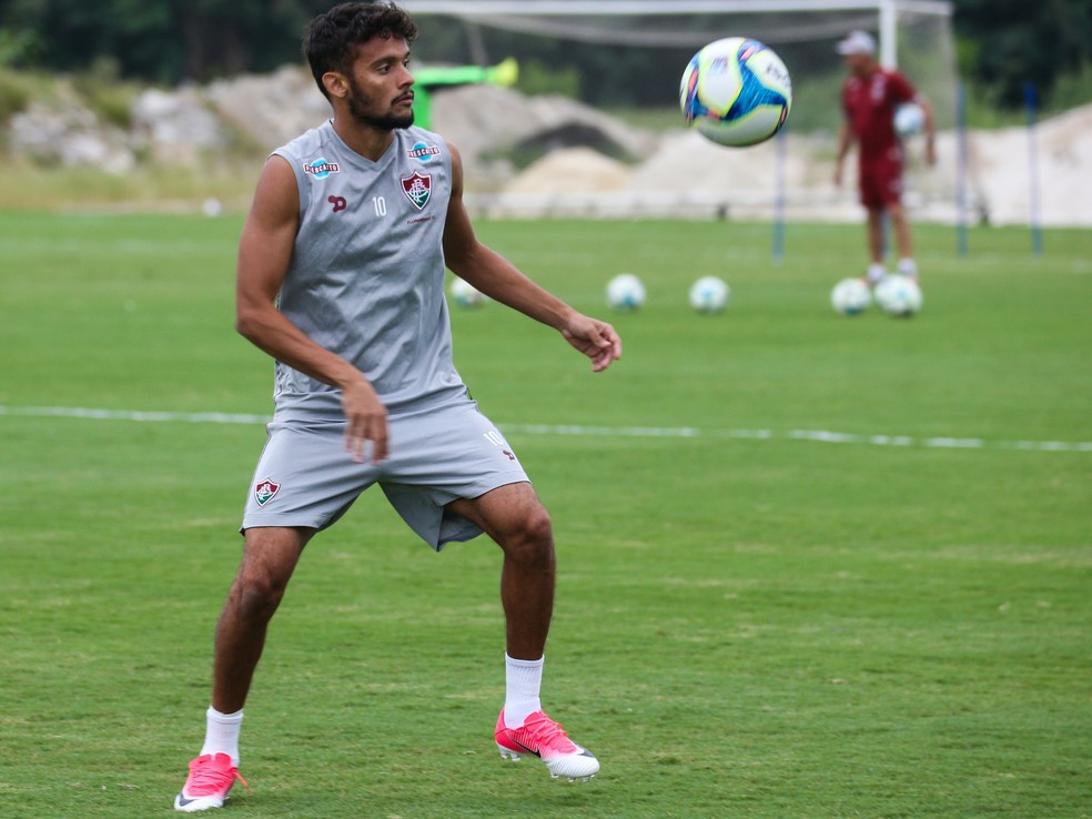 Embora treino com o grupo, Gustavo Scarpa ainda não tem condições de defender o Fluminense (Foto: Lucas Merçon / FluminenseFC)