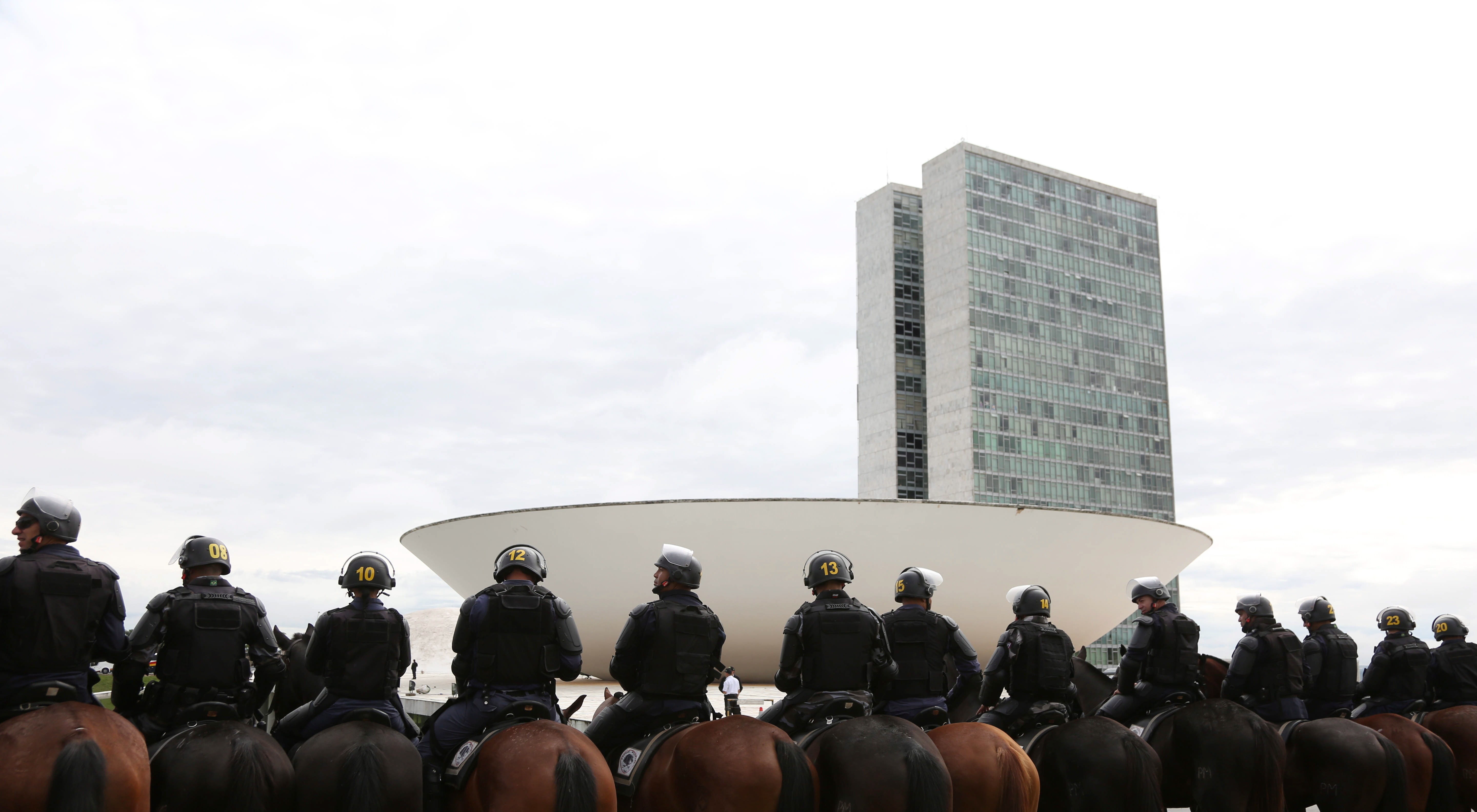 Policiais a cavalo fazem a segurança na Esplanada dos Ministérios, em frente ao Congresso Nacional