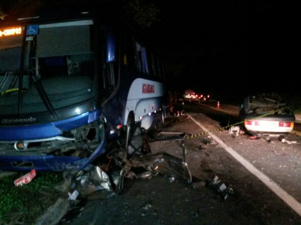 Resultado de imagem para Acidente entre ônibus e carro deixa um morto na BR-101 em Linhares, ES