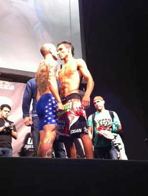 Cub Swanson x Charles do Bronx pesagem UFC 152 (Foto: Reprodução/ Twitter)