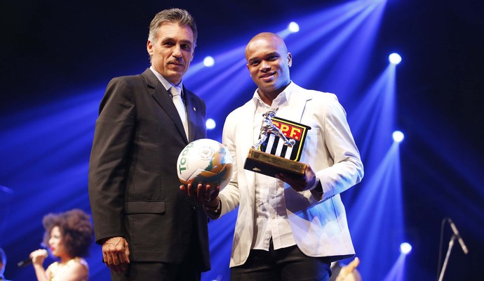 Melhor zagueiro do Paulistão, Salles despista sobre interesse do Palmeiras
