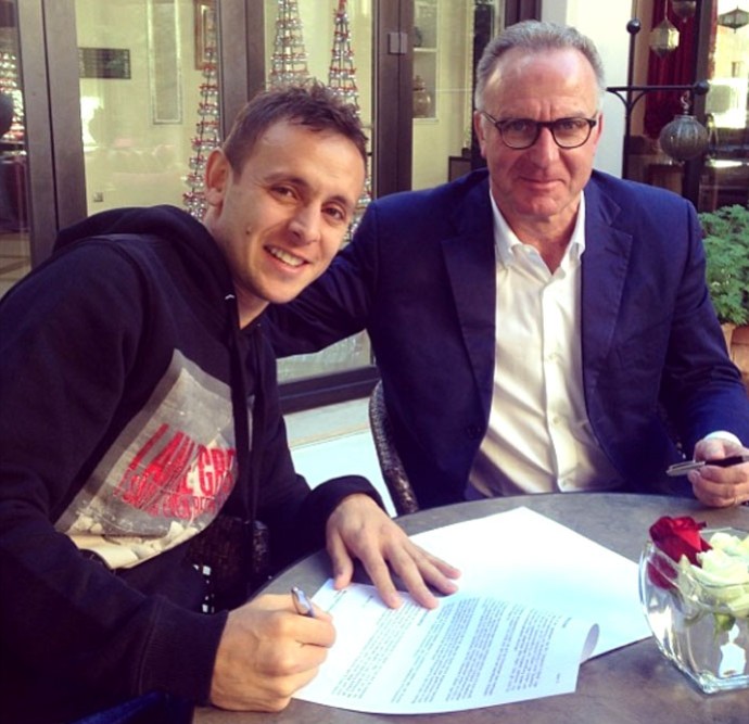 Rafinha contrato Bayern renovado (Foto: Reprodução / Twitter)