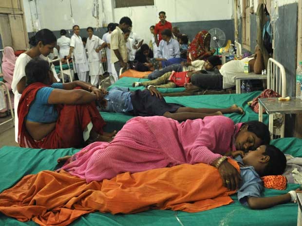 Crianças hospitalizadas após sofrerem intoxicação alimentar na Índia (Foto: STR/ AFP)