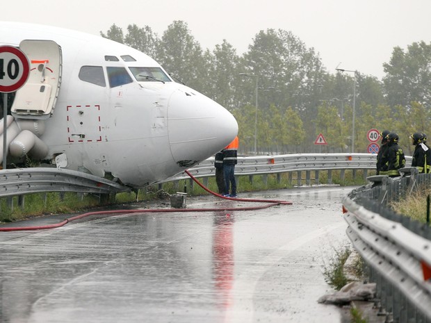 Um avião de carga DHL derrapou em uma pista e terminou em uma estrada perto do aeroporto de Bergamo, na Itália (Foto: Matteo Bazzi/ANSA via AP)