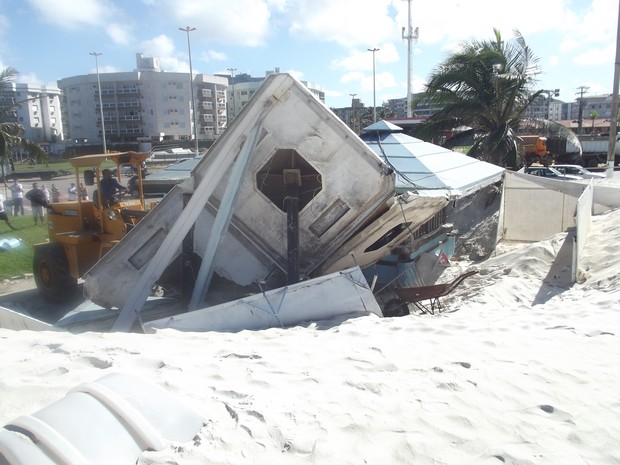 Quiosques são demolidos na Praia do Forte, em Cabo Frio, RJ (Foto: Heitor Moreira/G1)