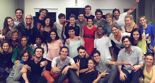 Cláudia Abreu reunida com o elenco da novela A Lei do Amor (Foto: Reprodução/Instagram)