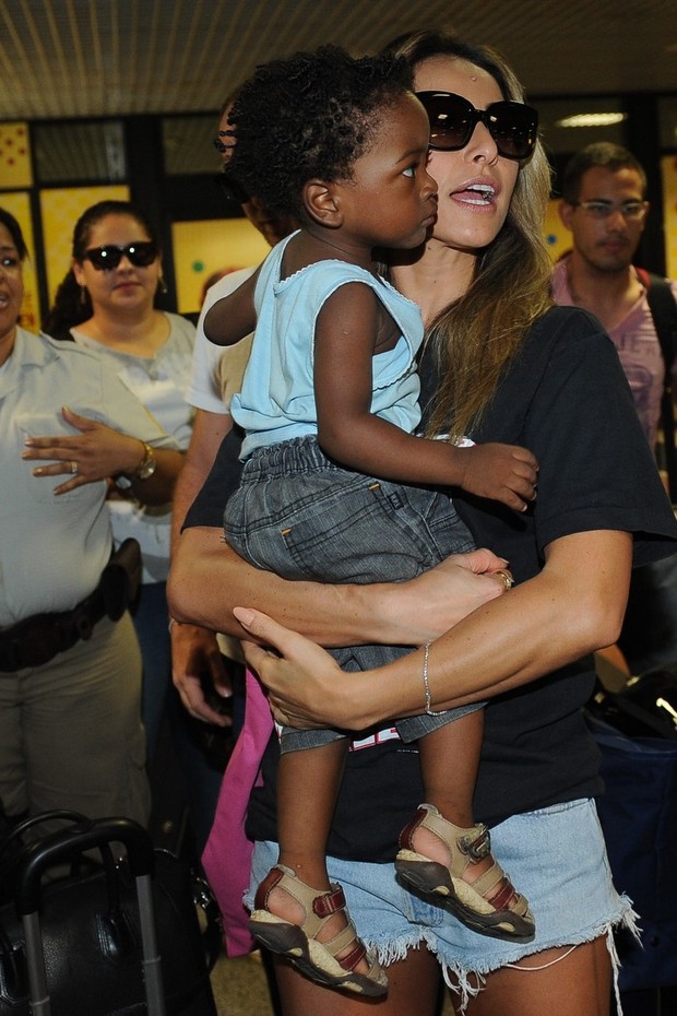 Sabrina Sato no aeroporto de Salvador (Foto: Francisco Cepeda e Leo Franco / AgNews)