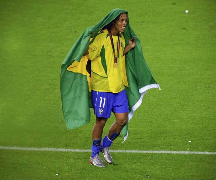 R10 posa com a bandeira do Brasil quando foi campeão em 2002