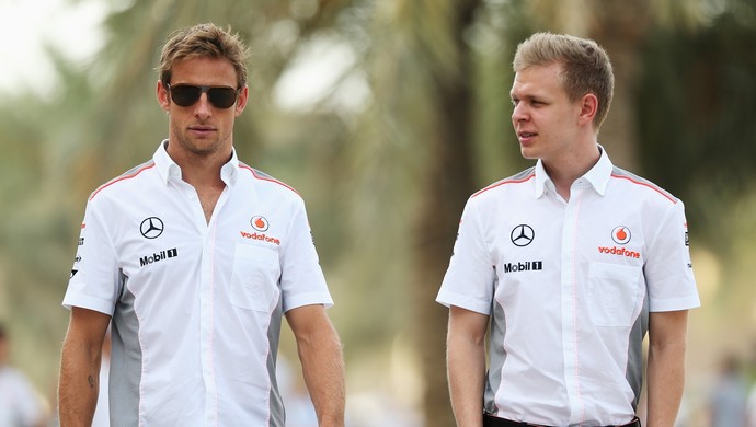Jenson Button ao lado de Kevin Magnussen, que poderá ser seu companheiro na McLaren em 2014 (Foto: Getty Images)