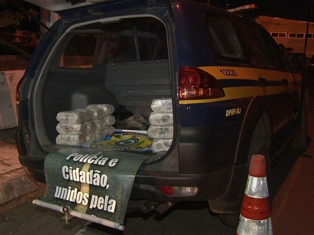 Droga renderia cerca de R$ 1 milhão, segundo a Polícia Rodoviária Federal (Foto: TV Verdes Mares/Reprodução)