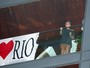 Sem calça, Lady Gaga aparece na varanda antes de deixar o Rio