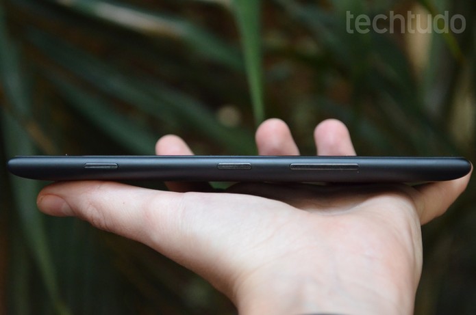 Lumia 1520: embora seja um aparelho fino, é difícil usá-lo com uma só mão (Foto: Luciana Maline/TechTudo) Lumia 1520: embora seja um aparelho fino, é difícil usá-lo com uma só mão (Foto: Luciana Maline/TechTudo)