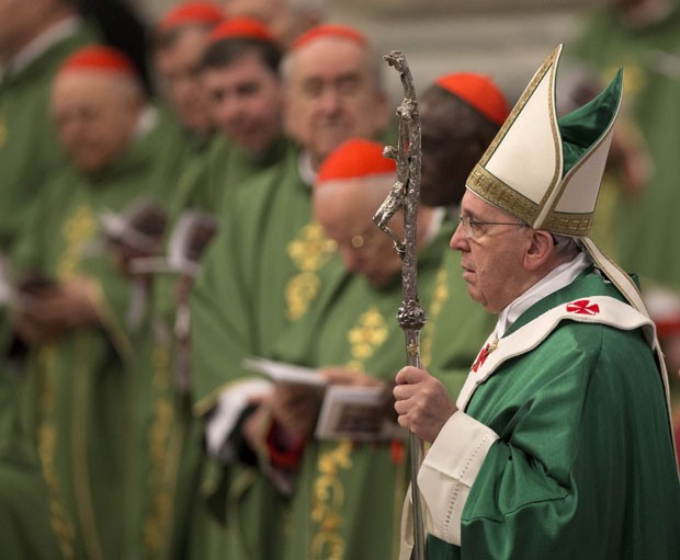 O Papa Francisco é visto do lado dos novos cardeais criados por ele em missa celebrada neste domingo (23) no Vaticano (Foto: Alessandra Tarantino/AP)