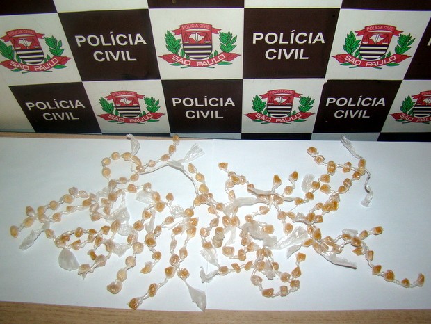 Adolescente de 15 anos é apreendido com drogas em bairro de Piracicaba (Foto: Divulgação/Polícia Civil) Adolescente de 15 anos é apreendido com drogas em bairro de Piracicaba (Foto: Divulgação/Polícia Civil)