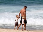 Fernanda Lima e Rodrigo Hilbert vão à praia com os filhos no Rio