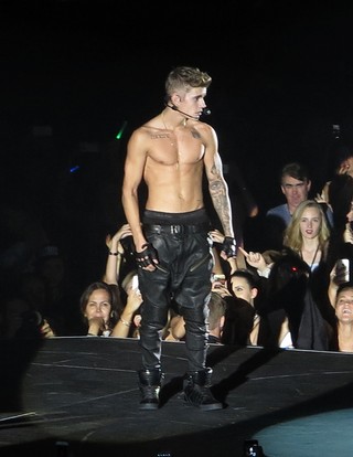 Justin Bieber sem blusa em show (Foto: AKM-GSI / AKM-GSI)