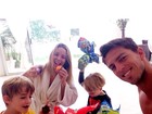 Danielle Winits brinca de caçar ovos de Páscoa com os filhos
