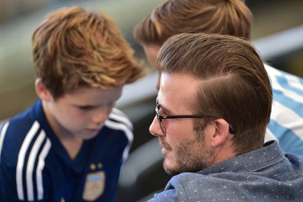David Beckham com o filho (Foto: AFP)