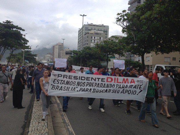 Protesto em apoio às vans ocupa duas faixas da via no sentido Arpoador (Foto: Cristiane Cardoso/G1)