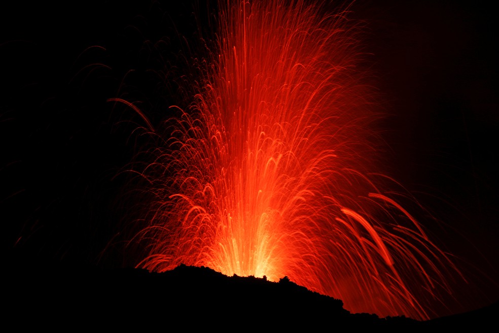 Explosão no vulcão Etna, na Itália, nesta terça (28) (Foto: Antonio Parrinello/Reuters)