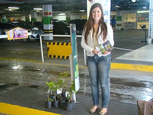 Mudas de plantas foram entregues para conscientização ambiental (Foto: Divulgação/Floripa Shopping)
