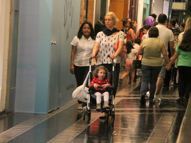 Letícia Spiller e a filha Stella em shopping no Rio (Foto: Daniel Delmiro/ Ag. News)