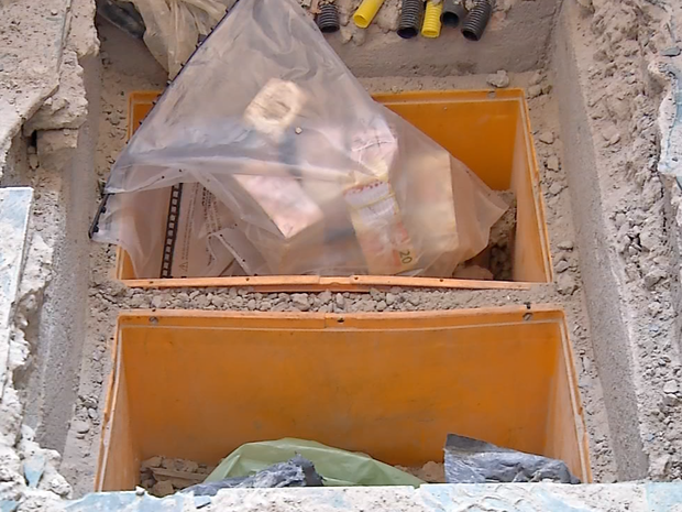 Dinheiro foi colocado em buraco escavado e tinha sido escondido abaixo do concreto em casa de Guararema (Foto: Reprodução/TV Diário)