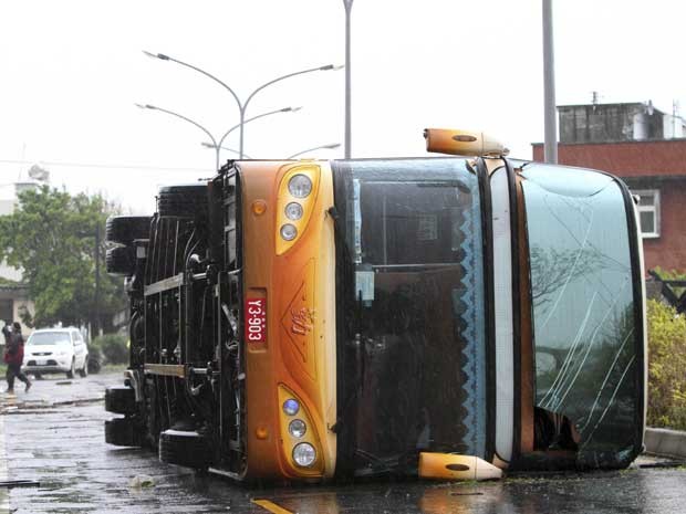 Força dos ventos do tufão ‘Bemdin’ virou um ônibus de turismo vazio em Pingtung. (Foto: AP Photo)