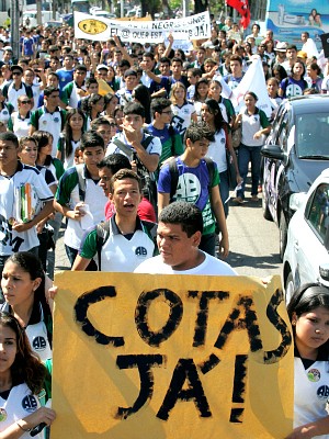 Estudantes foram dispensados da aula para a manifestação (Foto: Alex Costa/Agência Diário)