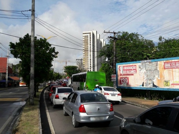 Avenida André Araújo registrou trânsito lento na manhã desta sexta (Foto: Adneison Severiano/G1 AM)