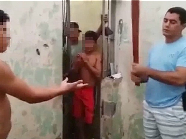 Vídeo mostra preso sendo agredido com pedaço de pau  (Foto: Reprodução/Arquivo Pessoal)