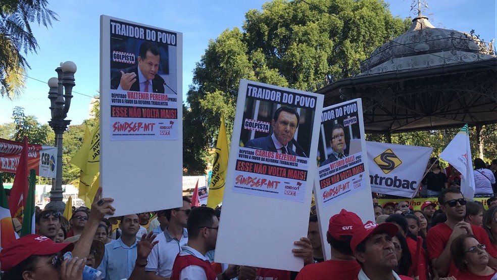 Trabalhadores levaram cartazes com fotos de deputados de MT que votaram a favor da reforma (Foto: Lislaine dos Anjos/G1)