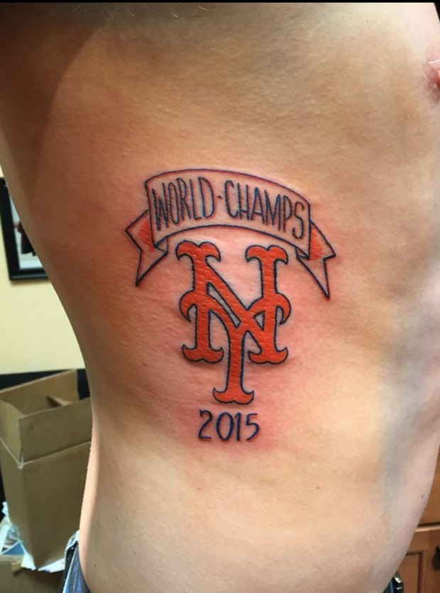 Josh Davis disse que não se arrepende de ter feito a tatuagem (Foto: Reprodução/Twitter/Kevin Hynson )