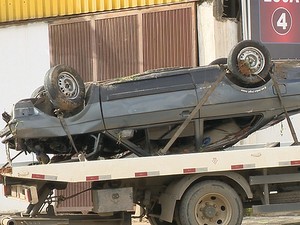 Carro capota Juiz de Fora (Foto: Reprodução/TV Integração)