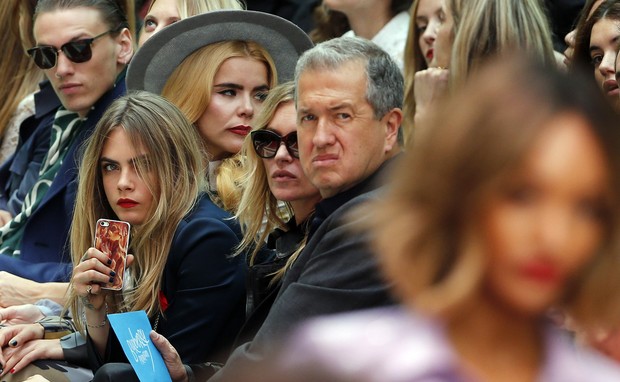 [MODA] - Cara Delevingne e Kate Moss assistem a desfile da Burberry Prorsum (Foto: Reuters)